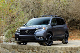 Grauer Honda Passport von vorne