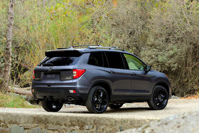 Grauer Honda Passport von hinten
