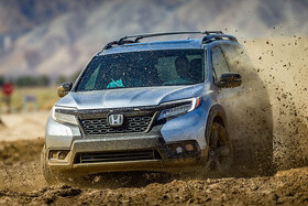 Honda Passport fährt durch Schlamm