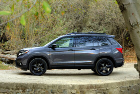 Grauer Honda Passport im Profil