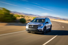 Neuer Honda Passport auf einer Landstrasse