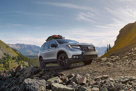 Neuer Honda Passport auf einer Schotterstrasse