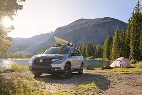 Neuer Honda Passport in der Natur mit Zelt