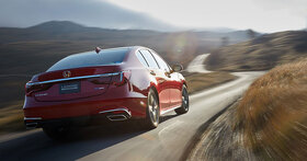 Heckansicht des neuen Honda Legend in Rot