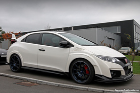 Weisser Civic Type R FK2 mit Advan Racing RZ II Felgen beim Ace Cafe