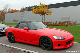 Roter Honda S2000 AP1 auf OZ Ultraleggera beim Ace Cafe