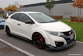 Civic Type R FK2 in Championship Weiss beim Ace Cafe