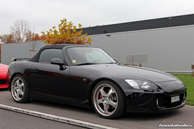 Schwarzer S2000 AP1 auf Mille Miglia Felgen beim Ace Cafe