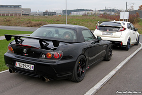 Heckansicht eines Honda S2000 AP2 und Civic Type R FK2 bei Ace Cafe