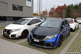 Blauer und Weisser Honda Civic Type R FK2 beim Ace Cafe
