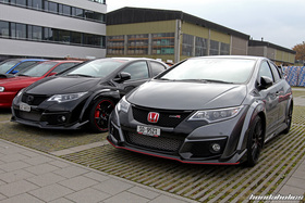 Zwei Honda Civic Type R FK2 von der Seite beim Ace Cafe