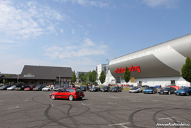 Gruppe von Honda Civic EE9 und CRX EE8 vor dem Nürburgring am EE-Meeting