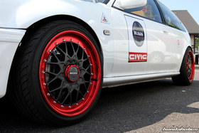 Grau und Rote BBS Felge auf einem weissen Honda Civic EE9 am EE-Meeting