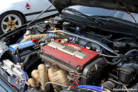 Turbomotor in einem schwarzen Honda Civic EE9 am EE-Meeting