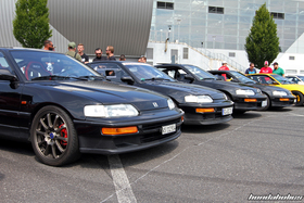 Vorderansicht von vier schwarzen Honda CRX EE8 am EE-Meeting 