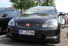 Vorderansicht eine schwarzen Honda Civic Type R EP3 am EE-Meeting