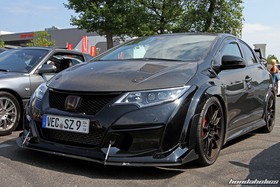 Schwarzer Honda Civic Type R FK2R mit Carbon-Haube am EE-Meeting