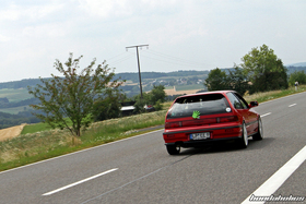 Roter Honda Civic EE9 Turbo auf der Ausfahrt am EE-Meeting