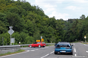 Roter Honda Civic EE9 Turbo biegt von der Landstrasse ab