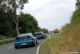 Zwei Celestial Blaue CRX EE8 fahren hintereinander auf der Landstrasse