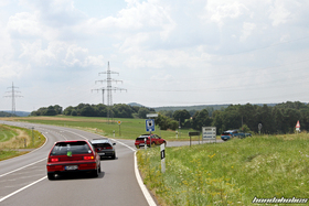 Ein Gruppe von Honda Civic EE9 un CRX EE8 biegen von der Landstrasse ab
