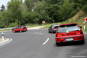 Zwei Honda CRX EE8 und ein Civic EF9 fahren durch die Serpentinen