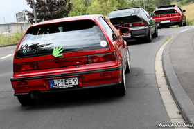 Roter Honda Civic EE9 auf einer Kuppe hinter zwei CRX EE8