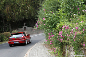 Roter Honda Civic EE9 Turbo fährt an Blumen vorbei