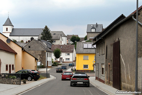 Honda Civic EE9 und CRX EE8 fahren durch ein Dorf