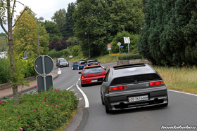 Der EE-Meeting Convoy fährt an einer Verkehrsinsel vorbei