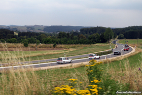 EE-Meeting Konvoi von weitem auf der Landstrasse