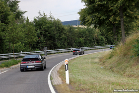 Zwei graue CR-X fahren auf einer schmalen Strasse