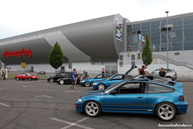 Seitenansicht eines Celestial Blauen CRX EE8 auf dem Parkplatz beim Nürburgring
