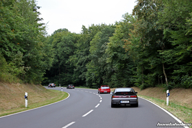 Der EE-Meeting Konvoi fährt durch den Wald