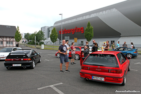 Heckansicht eines roten Civic EE9 und eines schwarzen CRX EE8