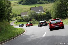 Mehrere Civic EE9 und CRX EE8 fahren eine S-Kurve