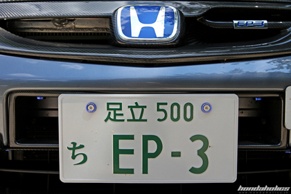 Blaues Honda-Emblem auf einem Civic Type R EP3