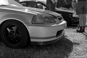 Schwarzweiss Foto eines Civic mit Rota Slipstream