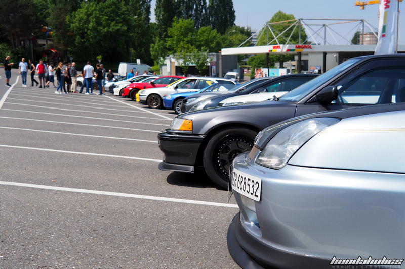 Verschiedene Honda aufgereiht auf dem Parkplatz