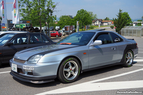 Seitenansicht eines silbernen Honda Prelude BB8 an der Honda-Ausfahrt