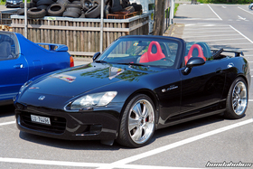Schwarzer Honda S2000 AP1 mit roten Sitzen und Barracuda Felgen