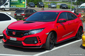 Roter Honda Civic Type R FK8 an der Honda-Ausfahrt