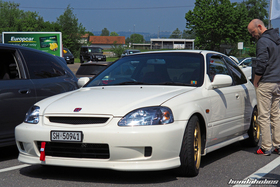Championship Weisser Honda Civic Type R EK9 mit goldenen Advanced RS Felgen