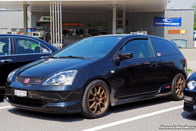 Schwarzer Civic Type R EP3 mit bronzefarbenen Felgen