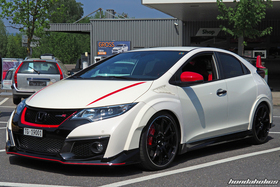 Weisser Type R FK2R mit schwarzen Advan RZ2 Felgen