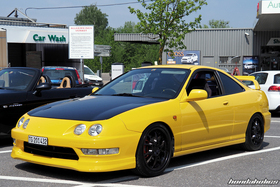Sunlight Gelber Honda Integra Type R DC2 mit schwarzer Haube