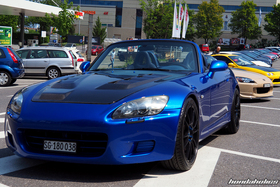 Blauer Honda S2000 AP1 mit Carbonhaube