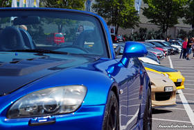 Blauer S2000 AP1 vor einem hellbraunen AP2