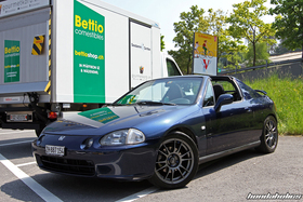 Dunkelblauer Honda CRX Targa EG2 mit dunkelgrauen OZ Ultraleggera