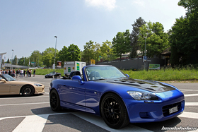 Seitenansicht eines blauen Honda S2000 AP1 auf schwarzen OZ Ultraleggera